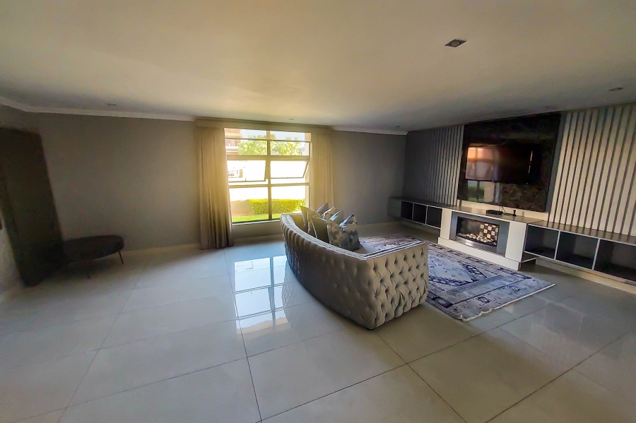 5 Bedroom Property for Sale in Copperleaf Estate Gauteng