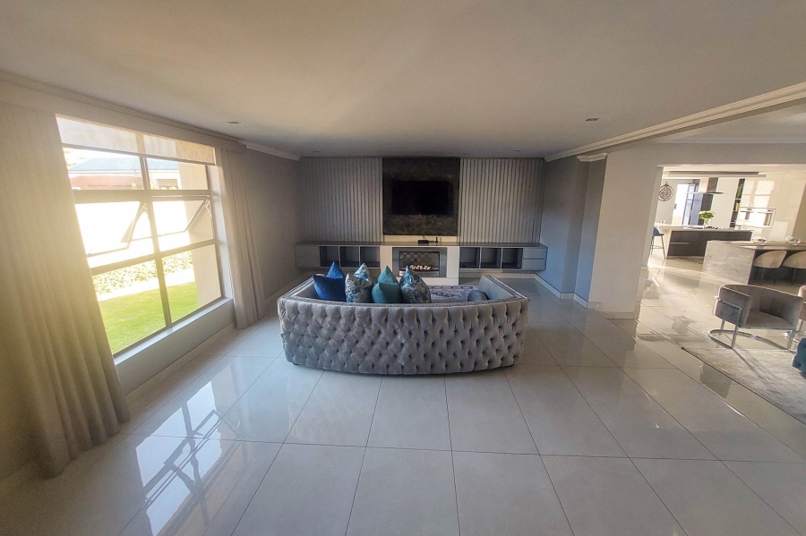 5 Bedroom Property for Sale in Copperleaf Estate Gauteng