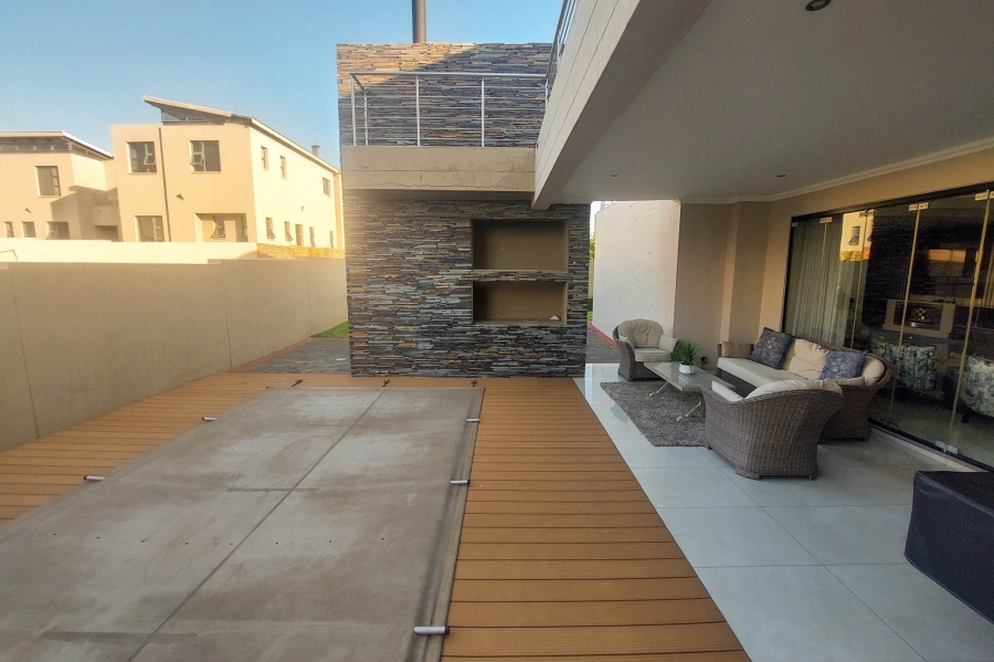 5 Bedroom Property for Sale in Copperleaf Estate Gauteng