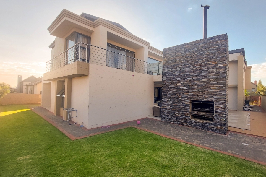 5 Bedroom Property for Sale in Copperleaf Estate Gauteng