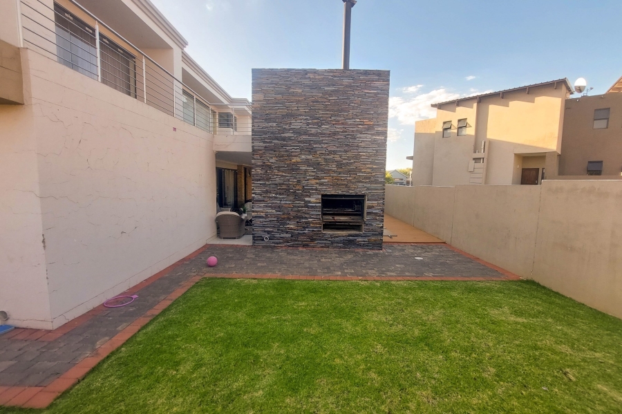 5 Bedroom Property for Sale in Copperleaf Estate Gauteng