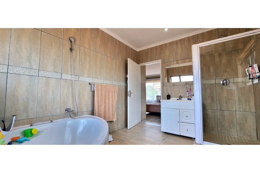 4 Bedroom Property for Sale in Mulbarton Gauteng