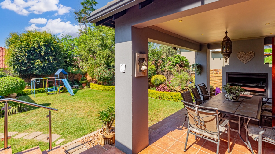 5 Bedroom Property for Sale in Greenstone Hill Gauteng