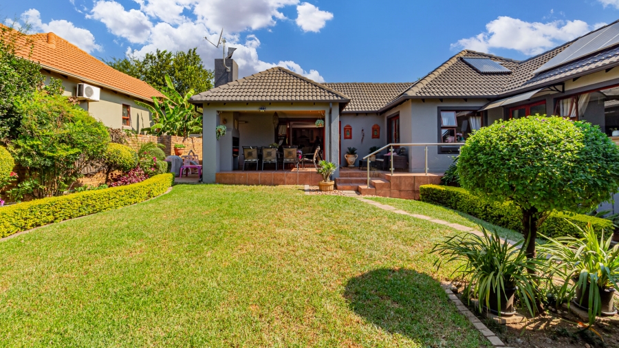 5 Bedroom Property for Sale in Greenstone Hill Gauteng