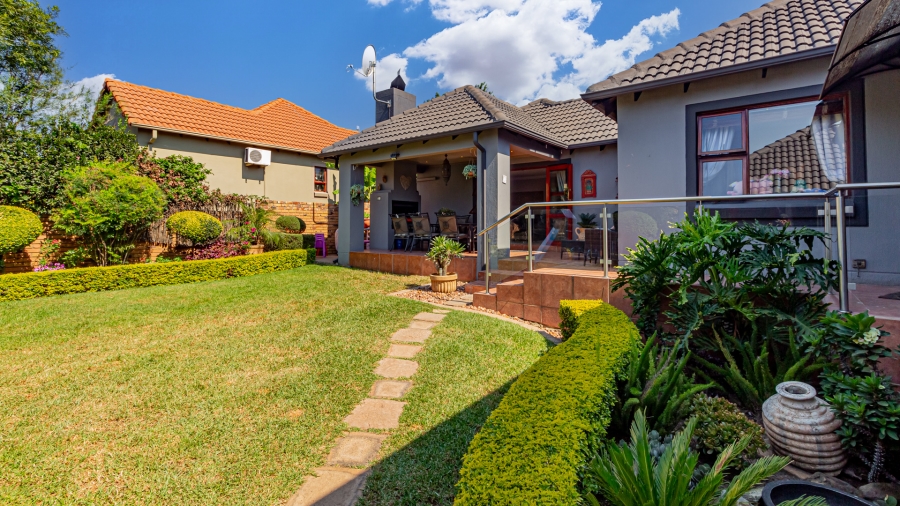 5 Bedroom Property for Sale in Greenstone Hill Gauteng