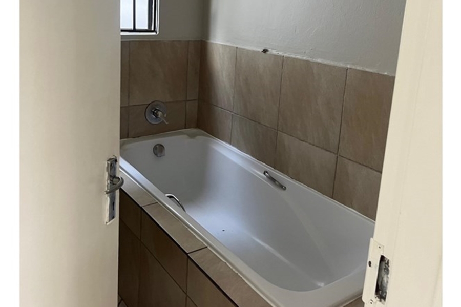 To Let 2 Bedroom Property for Rent in Noordwyk Gauteng