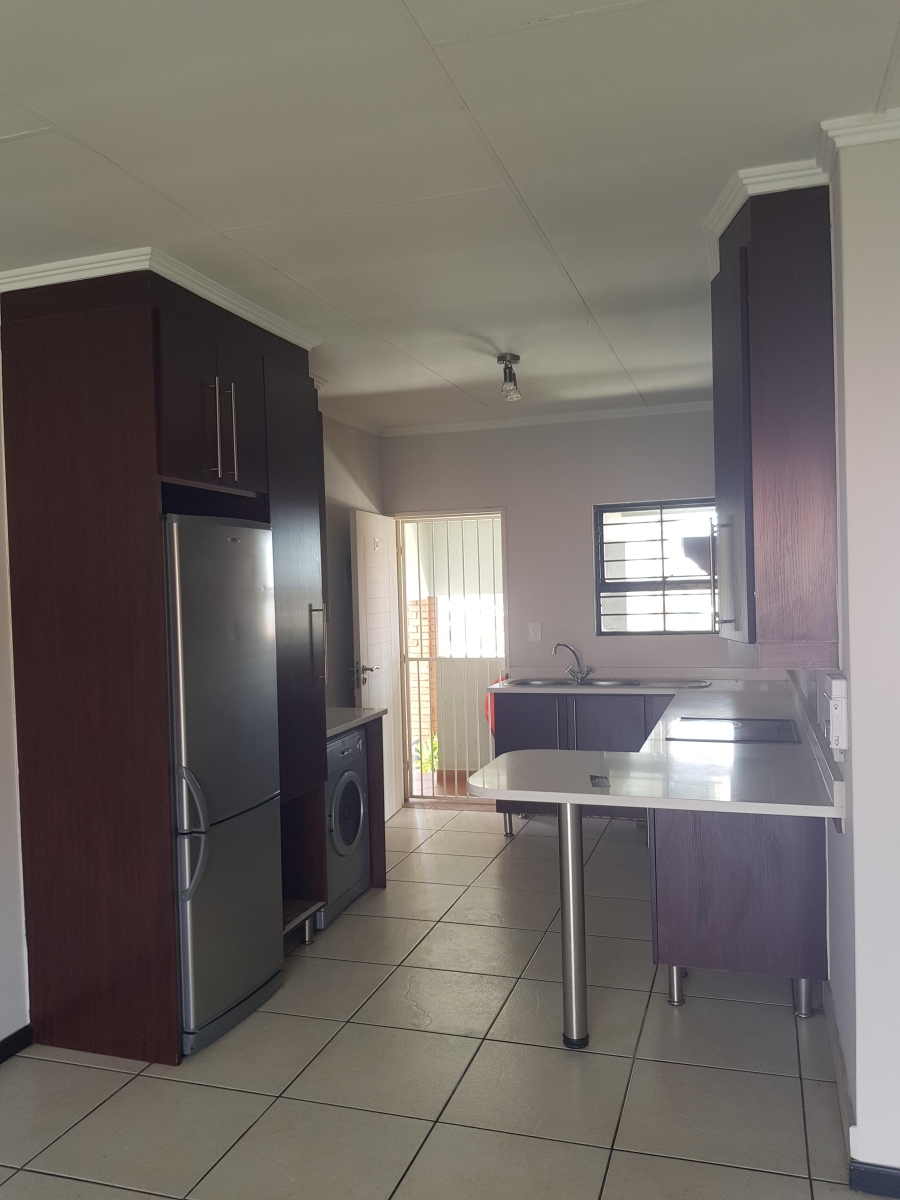 To Let 2 Bedroom Property for Rent in Greenstone Hill Gauteng