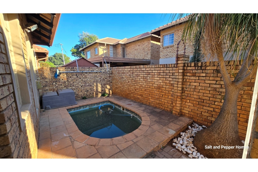 2 Bedroom Property for Sale in Sinoville Gauteng