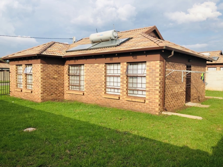 To Let 3 Bedroom Property for Rent in Clayville Gauteng