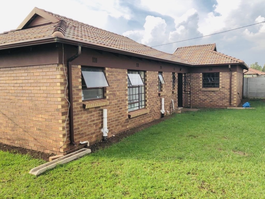 To Let 3 Bedroom Property for Rent in Clayville Gauteng