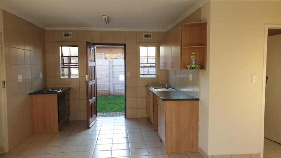 To Let 3 Bedroom Property for Rent in Clayville Gauteng