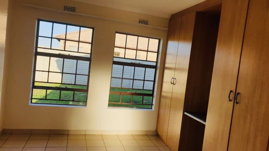 To Let 3 Bedroom Property for Rent in Clayville Gauteng