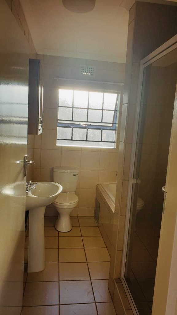 To Let 3 Bedroom Property for Rent in Clayville Gauteng