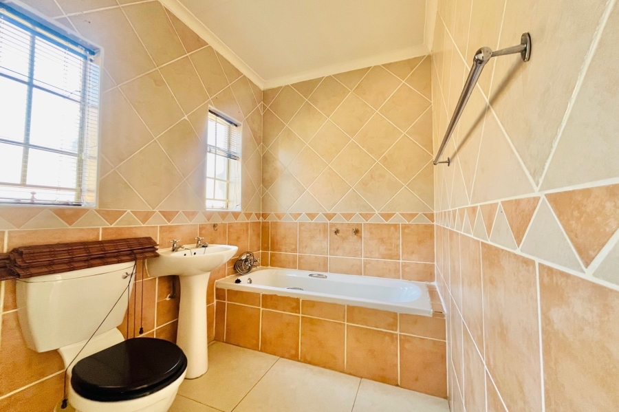 2 Bedroom Property for Sale in Faerie Glen Gauteng