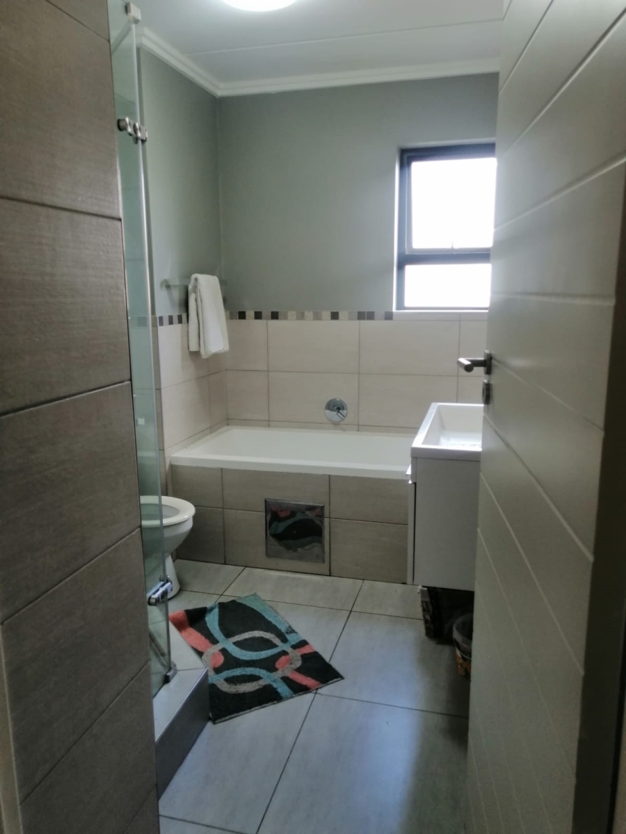 2 Bedroom Property for Sale in Sebenza Gauteng