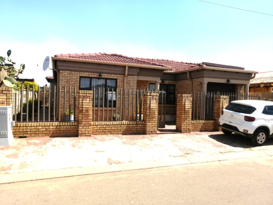 4 Bedroom Property for Sale in Ramakonopi East Gauteng