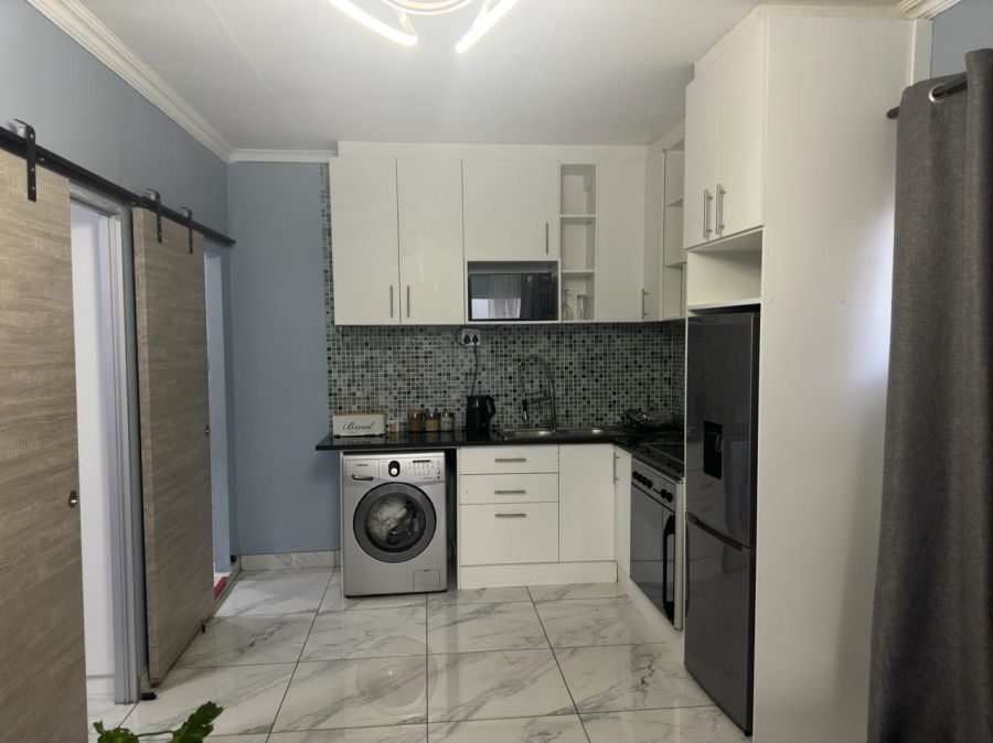 To Let 1 Bedroom Property for Rent in Sandown Gauteng