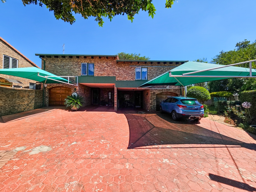 4 Bedroom Property for Sale in Garsfontein Gauteng