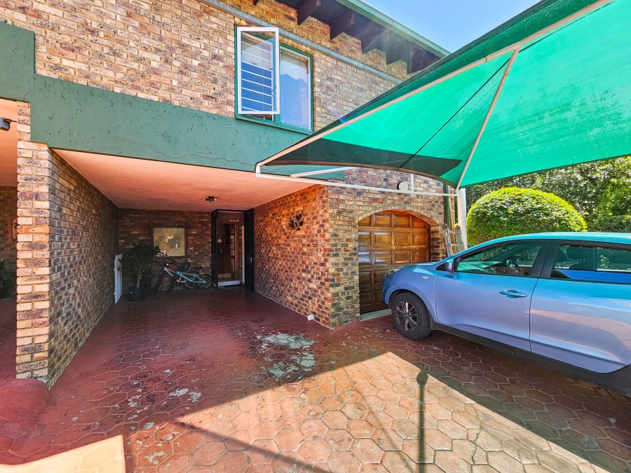 4 Bedroom Property for Sale in Garsfontein Gauteng