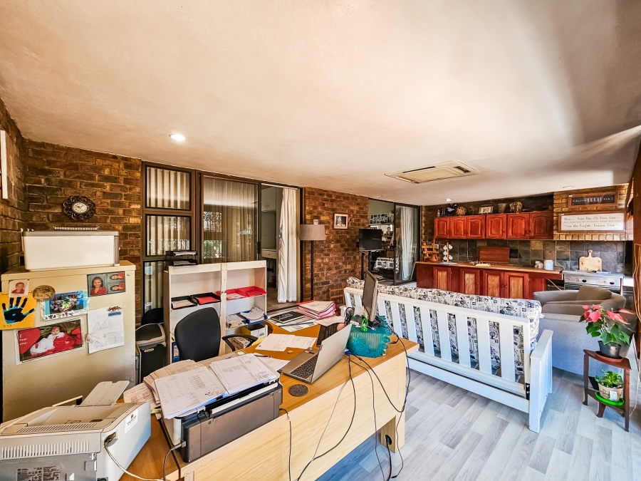 4 Bedroom Property for Sale in Garsfontein Gauteng