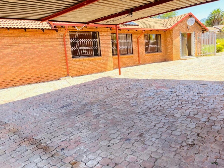 To Let 4 Bedroom Property for Rent in Country View Gauteng