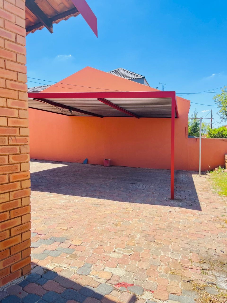 To Let 4 Bedroom Property for Rent in Country View Gauteng