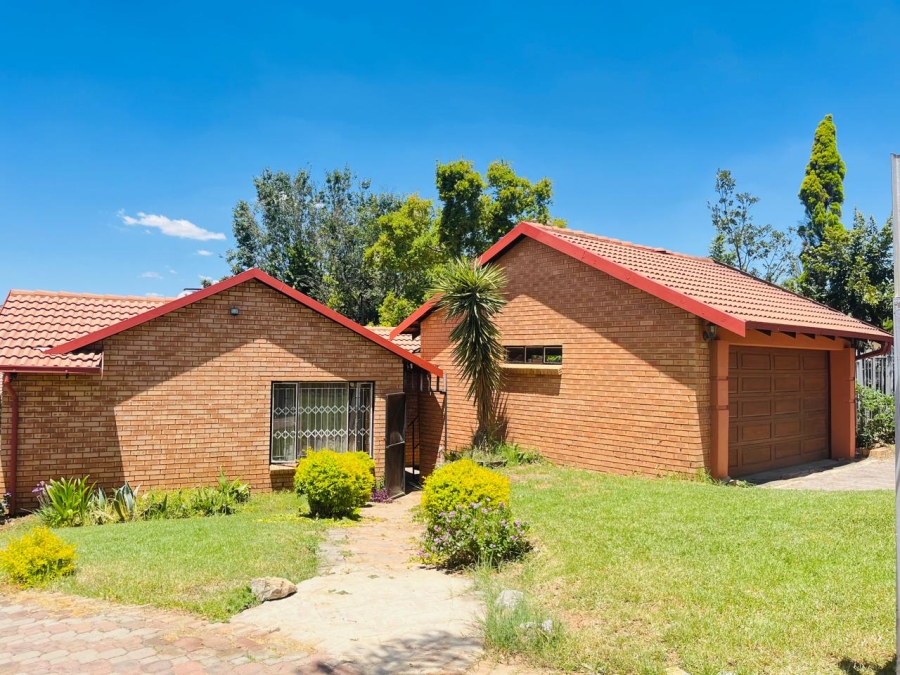 To Let 4 Bedroom Property for Rent in Country View Gauteng