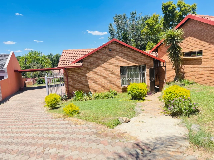 To Let 4 Bedroom Property for Rent in Country View Gauteng