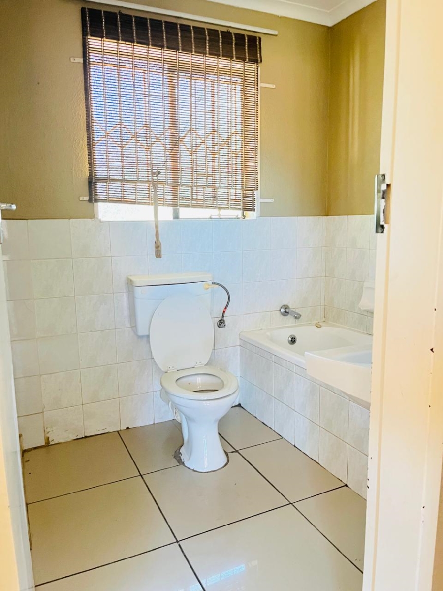 To Let 4 Bedroom Property for Rent in Country View Gauteng