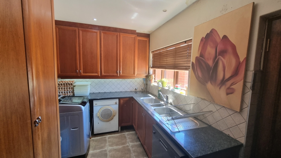 6 Bedroom Property for Sale in Willow Acres Gauteng