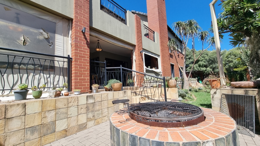 6 Bedroom Property for Sale in Willow Acres Gauteng