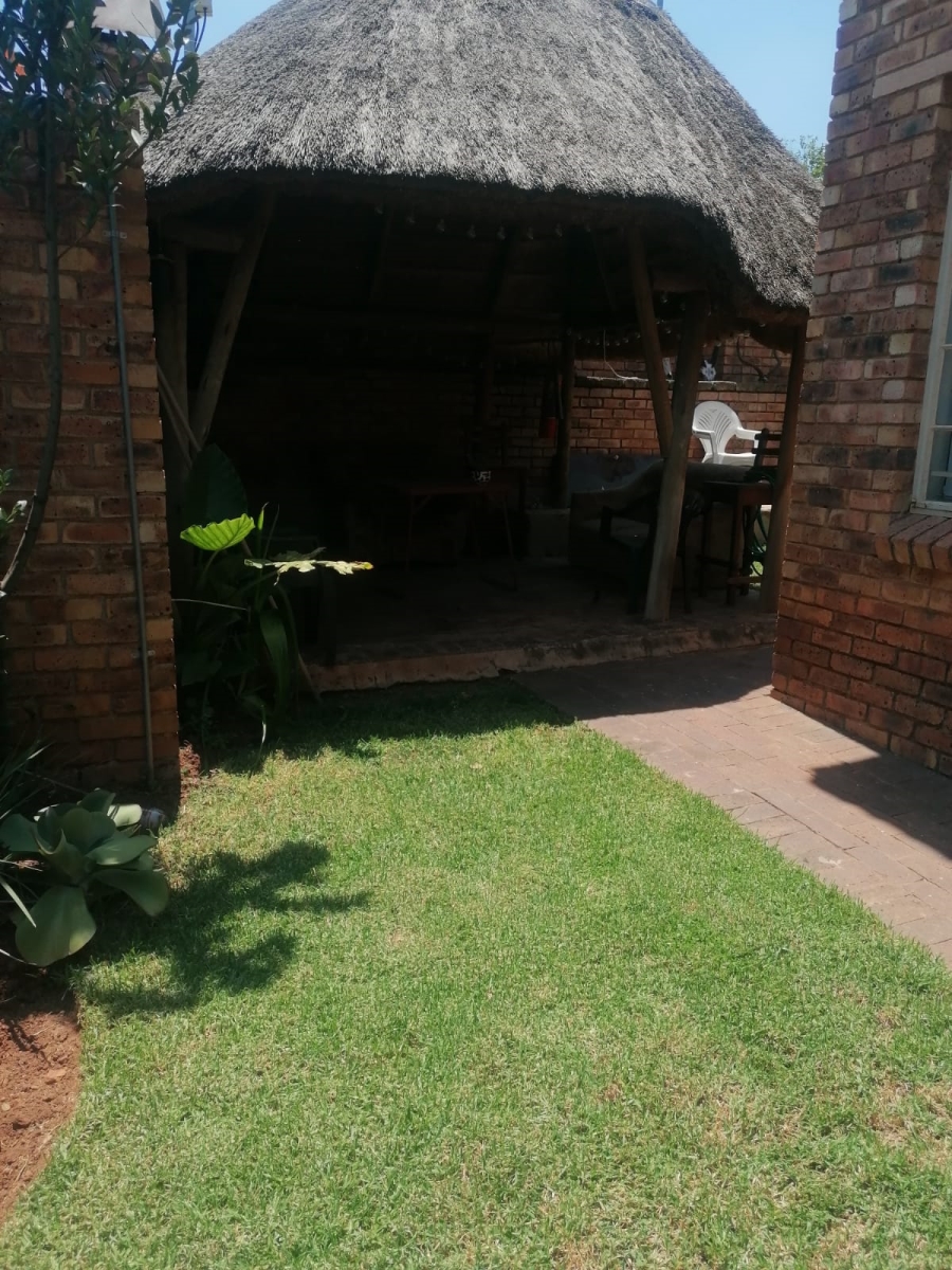 2 Bedroom Property for Sale in Wilgeheuwel Gauteng