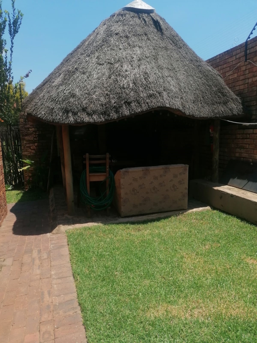 2 Bedroom Property for Sale in Wilgeheuwel Gauteng