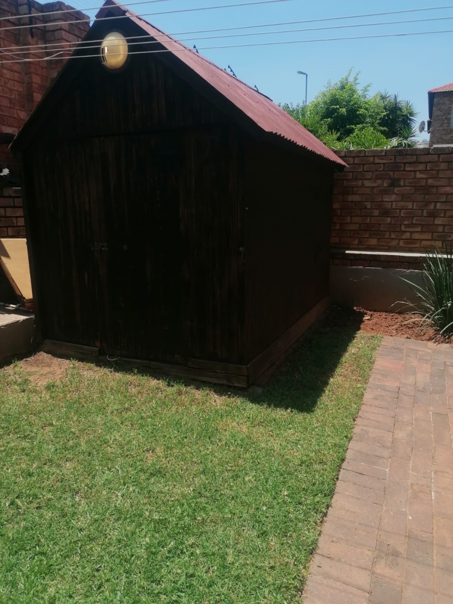 2 Bedroom Property for Sale in Wilgeheuwel Gauteng