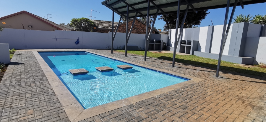 To Let 3 Bedroom Property for Rent in Little Falls Gauteng