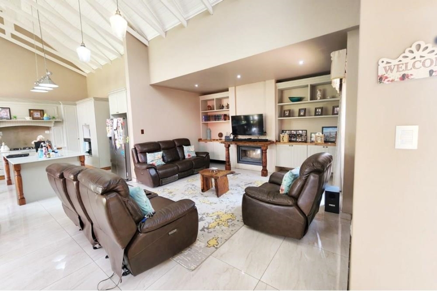 5 Bedroom Property for Sale in Copperleaf Estate Gauteng
