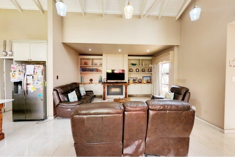 5 Bedroom Property for Sale in Copperleaf Estate Gauteng