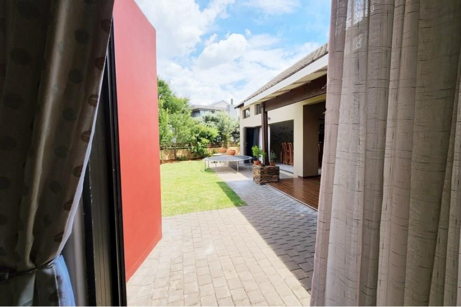 5 Bedroom Property for Sale in Copperleaf Estate Gauteng