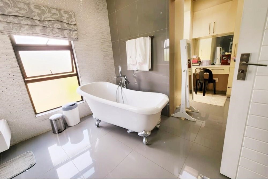 5 Bedroom Property for Sale in Copperleaf Estate Gauteng