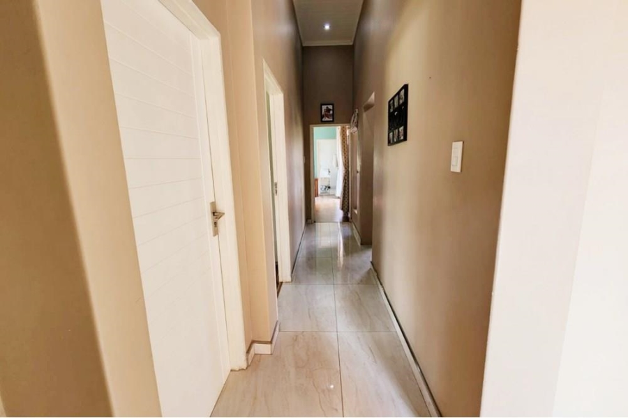 5 Bedroom Property for Sale in Copperleaf Estate Gauteng
