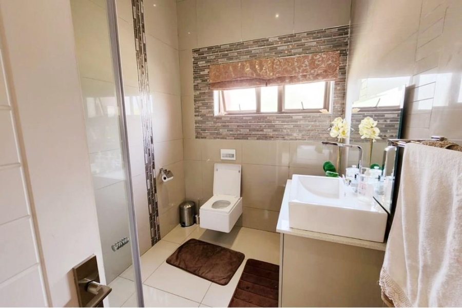 5 Bedroom Property for Sale in Copperleaf Estate Gauteng