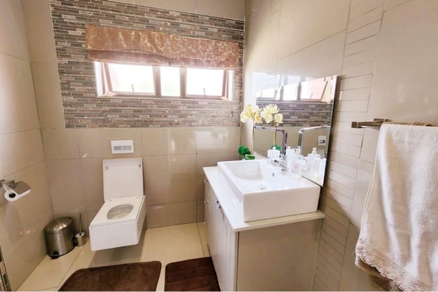 5 Bedroom Property for Sale in Copperleaf Estate Gauteng
