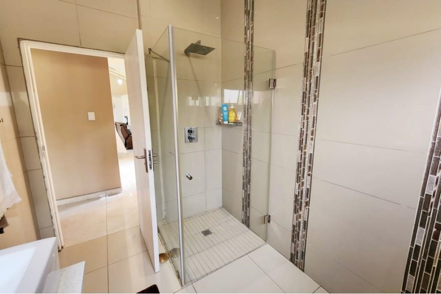 5 Bedroom Property for Sale in Copperleaf Estate Gauteng