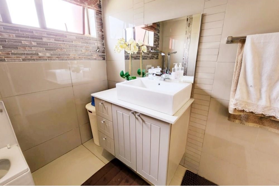 5 Bedroom Property for Sale in Copperleaf Estate Gauteng