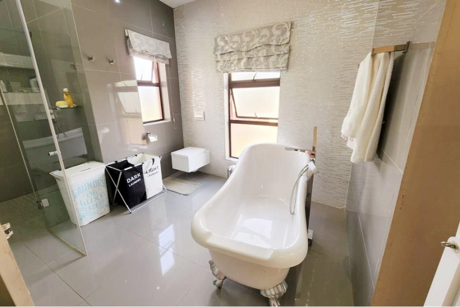 5 Bedroom Property for Sale in Copperleaf Estate Gauteng