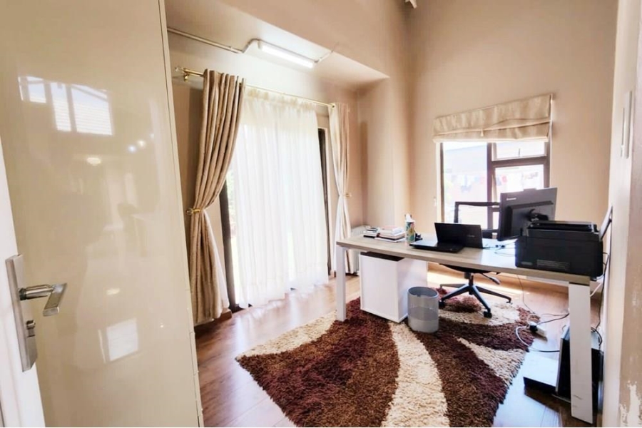 5 Bedroom Property for Sale in Copperleaf Estate Gauteng