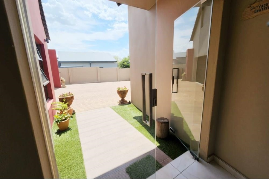 5 Bedroom Property for Sale in Copperleaf Estate Gauteng