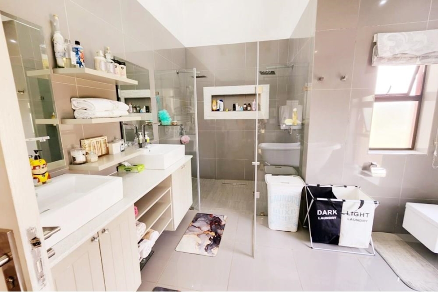 5 Bedroom Property for Sale in Copperleaf Estate Gauteng