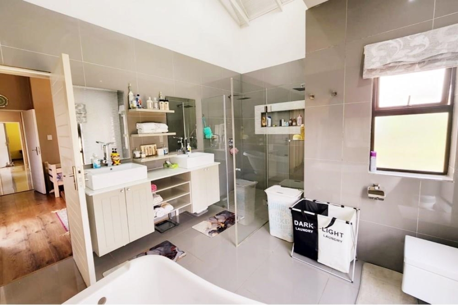 5 Bedroom Property for Sale in Copperleaf Estate Gauteng