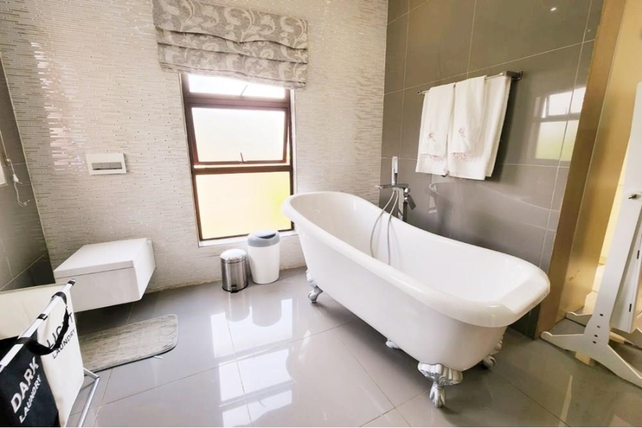 5 Bedroom Property for Sale in Copperleaf Estate Gauteng
